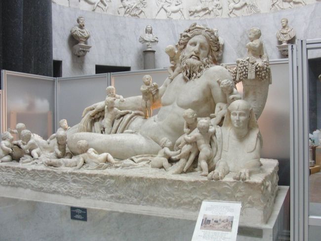 キアラモンティ美術館と新回廊。<br />とにかくたくさんの彫像が並んでいます。<br />写真は新回廊にあるナイル川の像。<br />