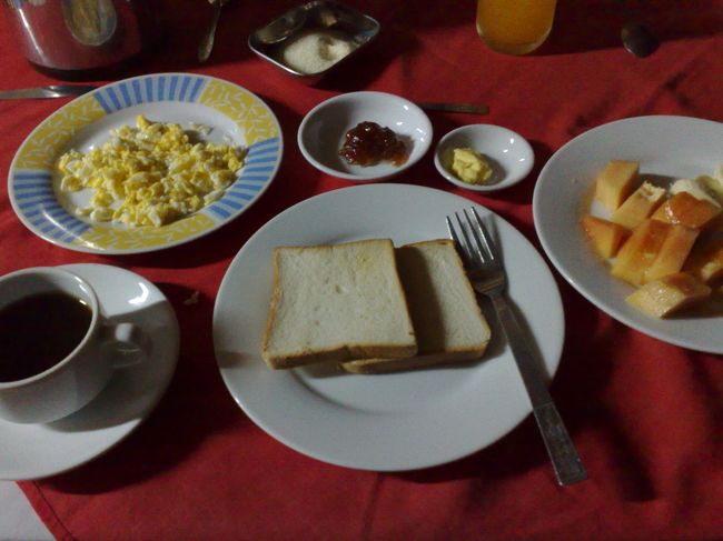 今日は朝便でマンダレーに向かいます。<br />飛行機に乗るために、<br />通常の時間より早い時間に朝食をお願い。<br />パンくらいしかできないって言ってたのに、<br />普通に出てきました。<br />ありがとう、スタッフさん。