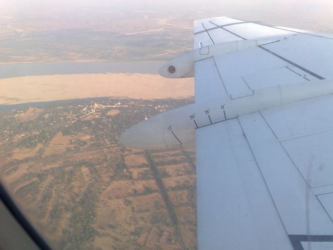 今回もAir Baganで移動です。<br />のどかな風景が広がります。<br /><br />離陸して、あらぬ方向に進むな〜って思ってたら、<br />急に旋回して、あれが有名なパゴダです！<br /><br />みたいな機長のコメントが。<br /><br />わざわざ見せてくれる為に、<br />大きく迂回してくれたみたいです。<br /><br />できれば3〜4日は滞在したかったな、バガン。