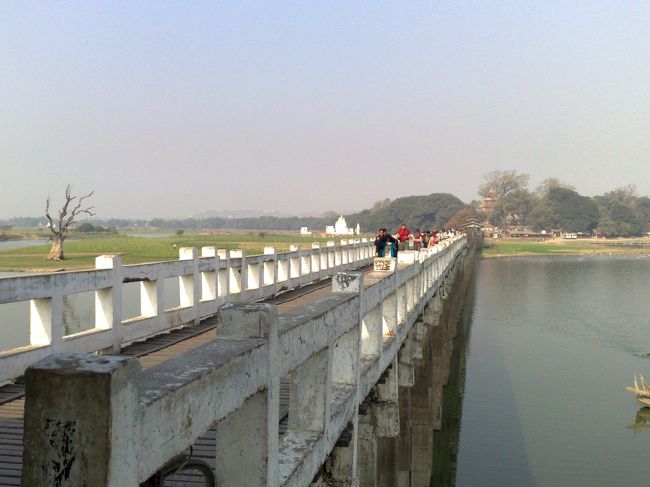 マンダレー空港からマンダレー市内に向かうまでに、<br />アマラプラに寄って行きました。<br />タウンタマン湖に掛かる、<br />ウーベイン橋が有名です。<br />橋の向こうに大学があるので、<br />学生さんが散歩していました。