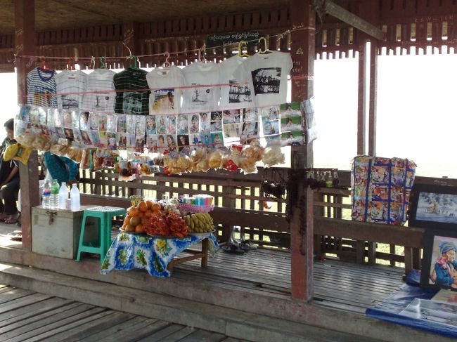 橋の真ん中くらいには<br />ベタなお土産屋さんがあります。