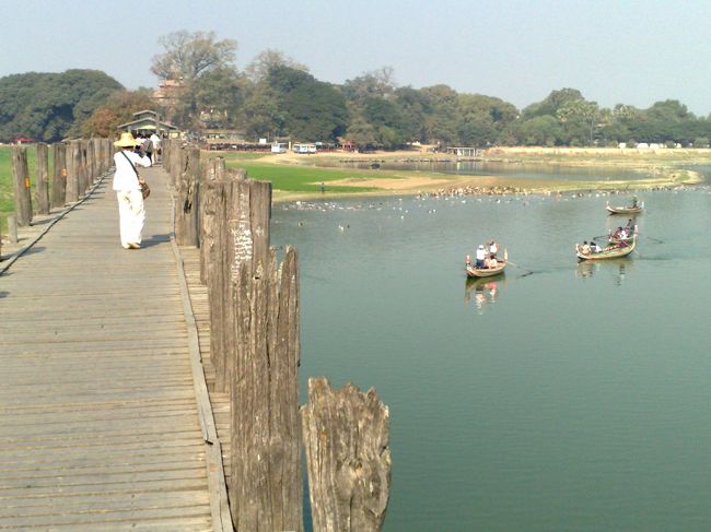 雨期の時期には橋のすぐ下が水浸しになって、<br />乾期では、干上がって中州が出来上がるようです。
