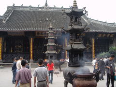 成都市内に戻る途中に立ち寄ったのが宝光寺。かつて都を追われた皇帝が滞在した事もある由緒ある寺だそうで成都近郊で一番大きい仏教寺院。