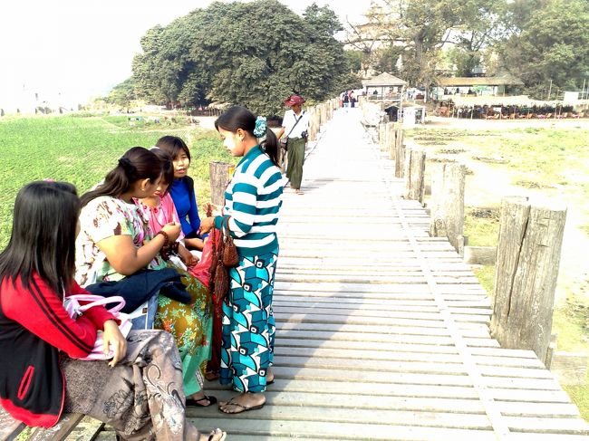 大学生かな？<br /><br />橋のいたるところに修正ペン？で<br />名前とかのラクガキがたくさんでした。