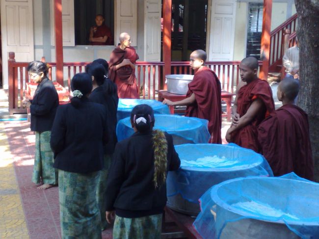 ウーベイン橋からほど近く、<br />ミャンマー最大の僧院、<br />マハーガンダーヨン寺院にも立ち寄りました。<br />丁度メシ時で、坊さんたちの食事準備、配給なんかを<br />見てまわりました。