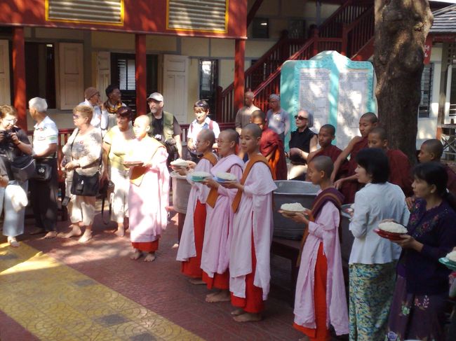 食事は寄付者からの寄付が多く、<br />寄付者への感謝のコトバを述べてから、<br />みんなに配っていました。