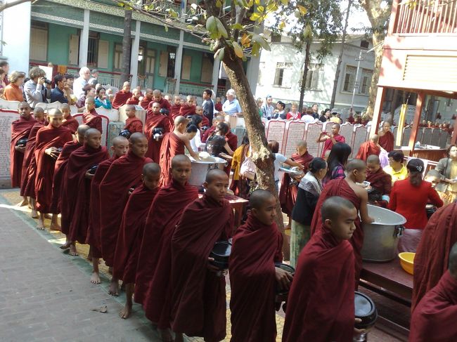 坊さんが続々と集まってきます。<br />一日一食なので、一回で食べる白米の量が<br />ハンパなかったです。<br />その他、寄付者からラスク？みたいなのも<br />配られていました。<br />あと、今日の飲み物はミルクティー(笑)