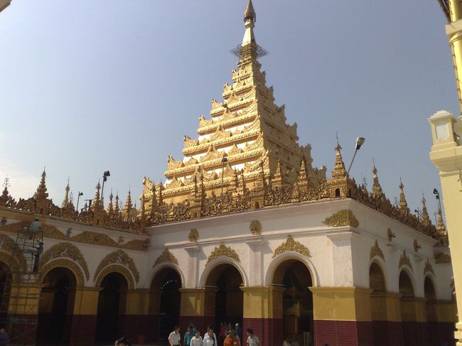 マハムニ・パヤー<br /><br />マンダレーで最大の仏塔