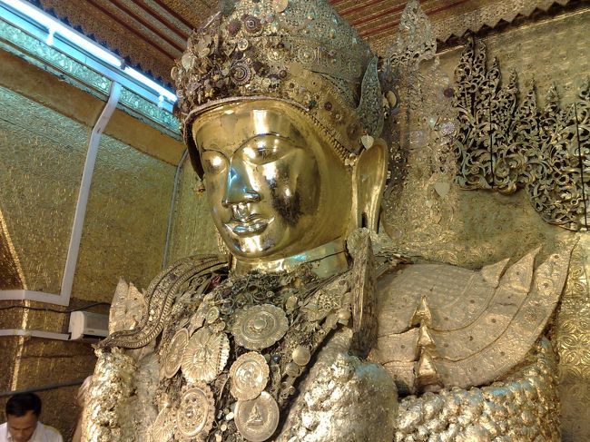 本尊にはマハムニ仏があり、<br />信者が金箔を張り付けています。