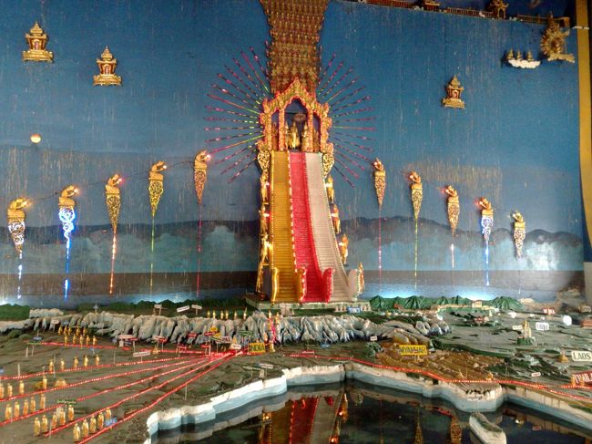 マハムニ仏がある本堂の隣に<br />仏教の発生と伝播を示したジオラマあり。<br />やっすい感じがたまりません。