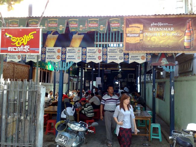 マンダレーでのお昼は<br />ゴールデンサンという地元の人でいっぱいの<br />シャン料理のお店へ。