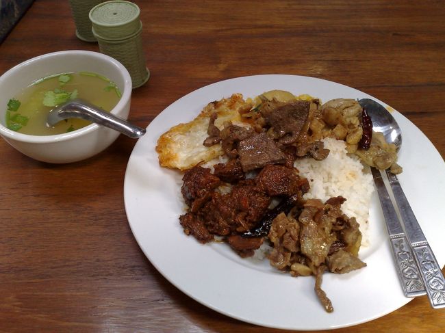 ごはんの上に好きなおかずをのせる、<br />ぶっかけご飯スタイル。<br />かなり日本人好みの味付けだと思います。