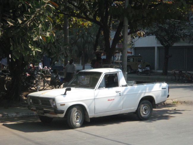 日本での我が愛車、<br />サニートラックが、この国では現役バリバリ。<br />自分の20年落ちなんか新しいほうだって。