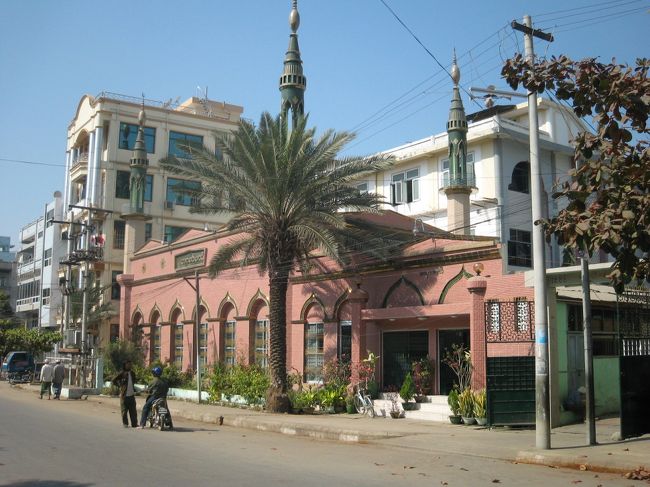 町並みはどことなく西洋風。<br />イギリスの植民地時代の影響が残ります。