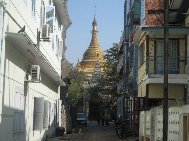 街なかにも、埋もれるように<br />多くのパゴダがあります。