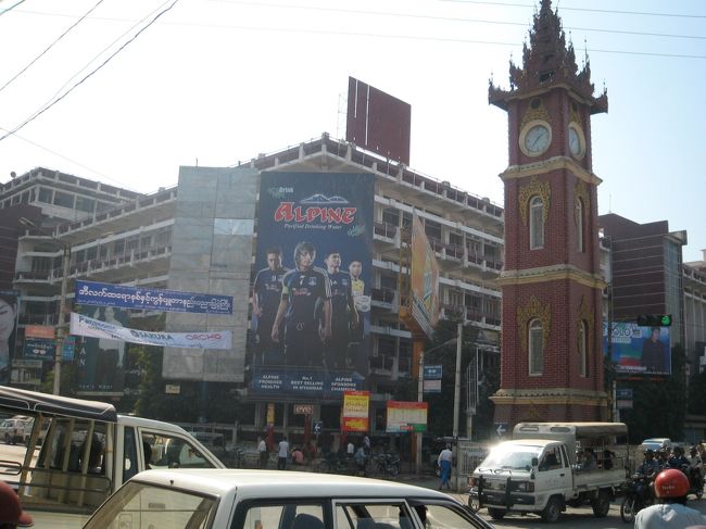 マンダレー最大のマーケット<br />ゼージョーマーケット。<br /><br />手前にある時計台は<br />イギリス統治時代、ビクトリア女王の<br />即位60周年を記念して建てられたものとのこと。