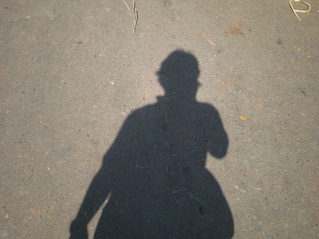 物凄い酷暑で、<br />自分の影も揺らいでいる感じ。。。