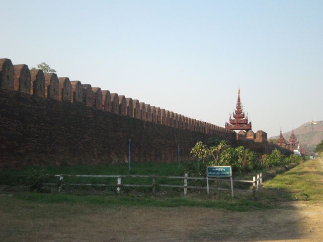 街ブラの後に、旧王宮の見学。<br />これは外壁。<br />外国人向けには東門だけが解放されています。