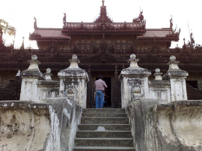チーク材で建てられた、<br />木造建築シュエナンドー僧院。