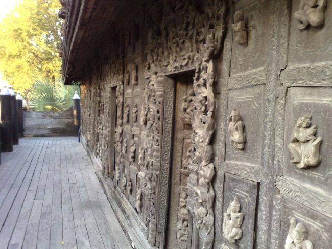 建物の外壁、内側は<br />木の彫刻で装飾されています。