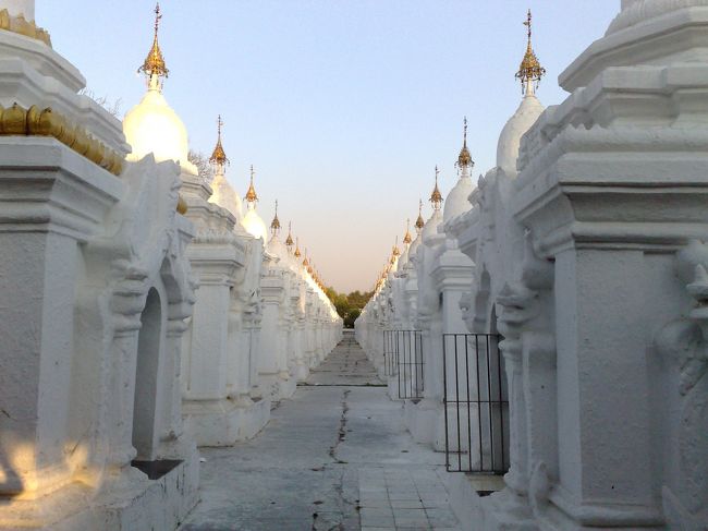クドードォ・パヤー<br /><br />729の小仏塔群。<br />それぞれの仏塔の中には<br />経典を刻んだ石版が1枚ずつ納められている。