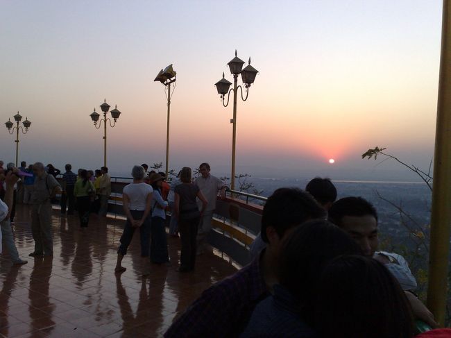 その後、夕暮れを見に、<br />マンダレーヒルの展望台に。