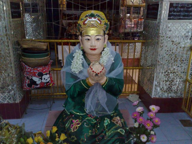 乳房を差し出したサンダームキの像