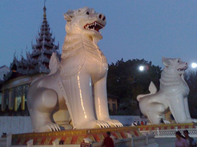 マンダレーヒルの入り口を守る<br />チンテージーナッカ。<br />高さは8m！！