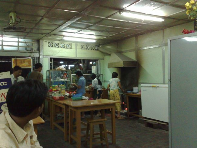 夜ご飯はこれまた香ばしい感じのお店。<br />麺がメインのお店でした。