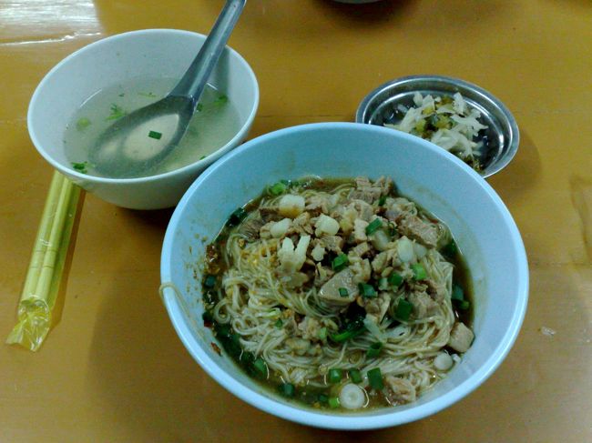 米の麺に豚肉なんかが乗っています。<br />よく混ぜて食べます。<br /><br />キタコレ！<br />ウマー！！！！