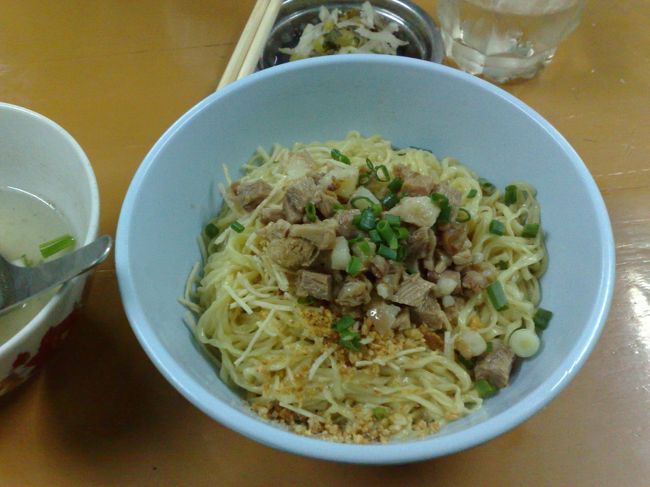 あまりにも美味だったので、<br />追加で、今度は中華麺の和えそば。<br />米麺と同じような味付けだったけど、<br />こっちがちょっとオイリー。<br />ベビースターみたいな麺も入ってて、<br />食感が楽しめる1杯でした。