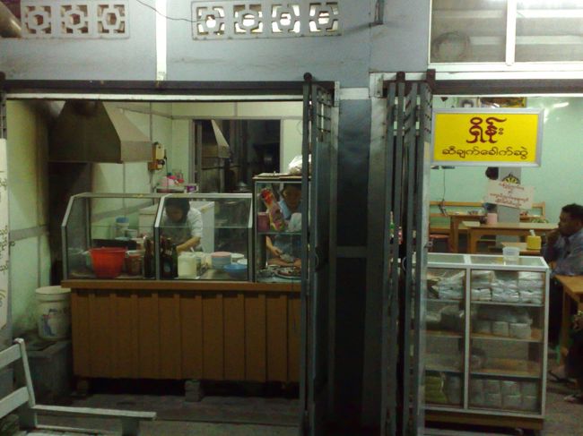 麺お店の外観。<br />店名はわかりません。<br />暗くて場所もわからなかったけど、<br />線路近くでした。