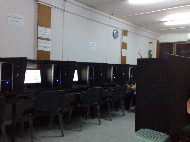 インターネットカフェで<br />ヒサビサのネット。<br /><br />でも遅い。。。<br /><br />ヤフーのTOPを表示するまでに<br />5分くらいかかった。。。<br />ここから旅行記をアップするのを断念。<br />1時間500Kyats。