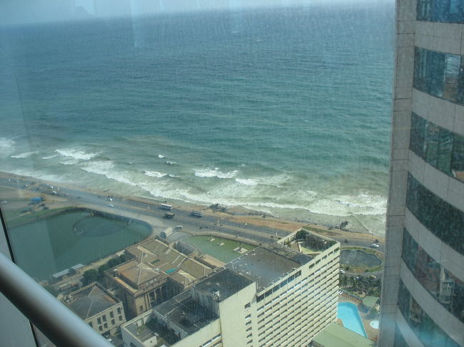 貿易センタービルの上階で披露宴。<br />だらだらとしてた。<br /><br />貿易センタービルは<br />スリランカ１の高層ビルらしい。