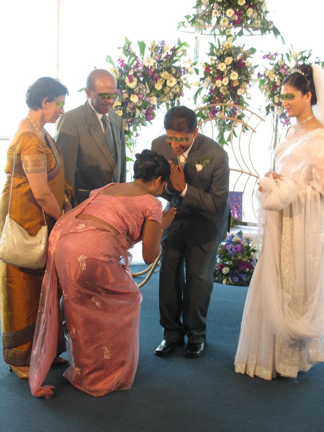 いろんな人が代わる代わる新郎新婦の元へ挨拶。