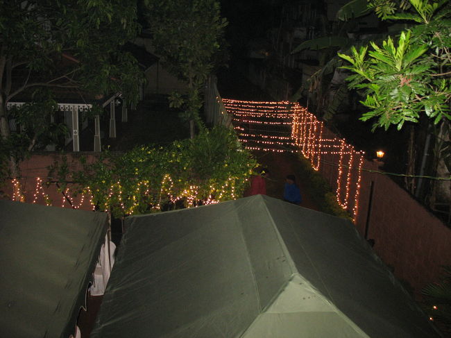 知人宅にてホームカミング。<br />式・披露宴のあと１〜２日をあけて<br />ホームカミングという結婚式の続きがある。<br /><br />飾りつけを手伝った。