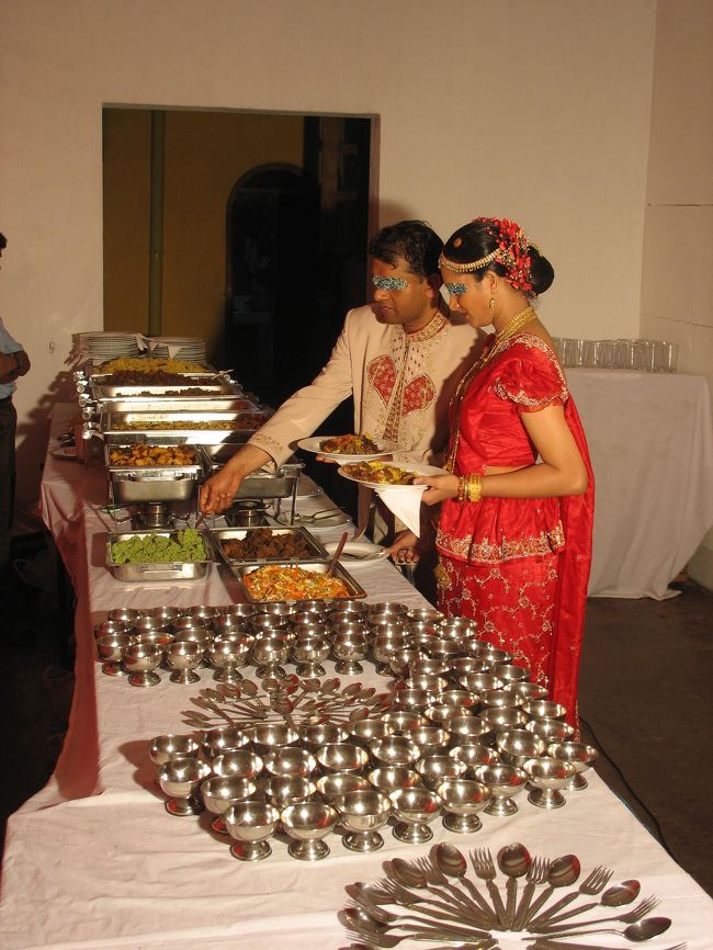 Homecomingでも新郎新婦が先にお食事。<br />彼らが始めないと誰も始められない。<br /><br />ラムインコークを飲んで踊っていたら、<br />女性はそんなことをしてはいけないと<br />たしなめられた。<br />ワタシ、外国人なんですけど。。。<br /><br />日本に住んでいたことのあるスリランカ人が、<br />自由にやる日本女性はステキだと言った。<br /><br />じゃーいいんじゃん！