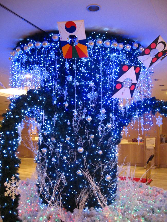 見た目は地味な世宗ホテルですが、中はなかなか立派。お正月の飾りつけもありました。