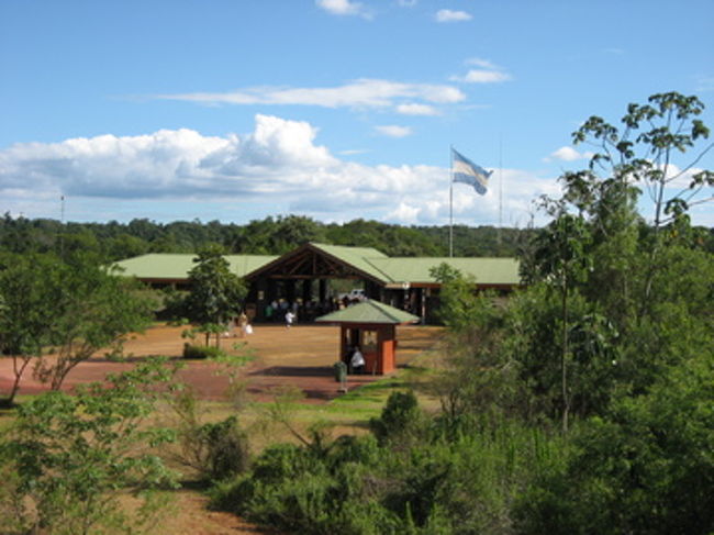 アルゼンチン側、国立公園ゲート。<br /><br />フォス・ド・イグアスの宿に戻るべく、4時半頃タクシーに乗る。