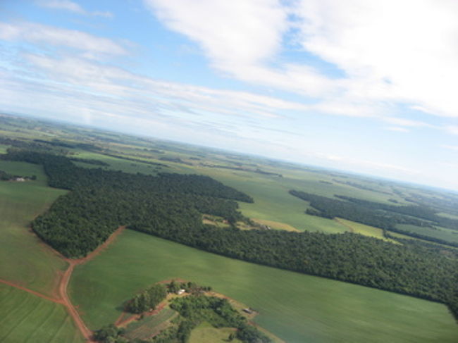 窓側の席をゲットし、カメラを準備していたが、滝が見えるのは反対側だった。。。仕方なく、ただの風景をパチリ。でもなんだかキレイ。