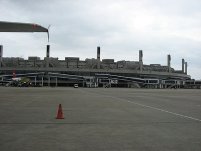 リオ・デジャネイロ空港。軍事国家だった頃のなごりがあり、ちょっと威圧的な風貌。しかも生憎の雨で肌寒く、予定していたコルコバードの丘には登れなかった。イグアスはあんなに青空だったのに。。。