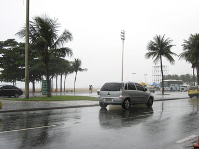 この道の向こうは、雨のコパカバーナビーチ。<br />リオの観光はこの１日しか予定しておらず、バスで街を散策するのみとなった。残念。<br /><br />深夜、united airline にてワシントンD.C.に向かう。