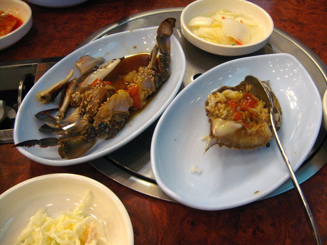 メガネ屋さんが教えてくれた『群山オジンオ』で海鮮鍋コースを注文。<br />まずは渡り蟹の醤油漬けのカンジャンケジャンをいただきます。味噌のところは本当に美味でした。