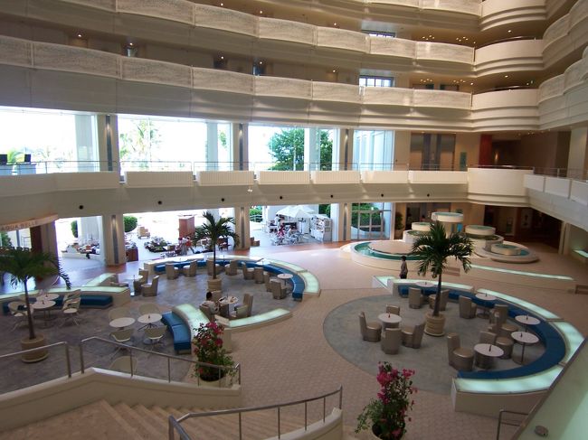 ホテルの中です。<br />ロビーの下に向けて写しました。<br />吹き抜けになっていて開放感ありますね☆