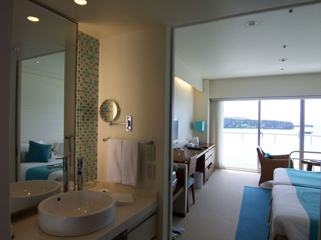 ホテルの部屋です。入ってすぐの左に洗面があります。