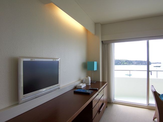 壁にかけられた薄型テレビ