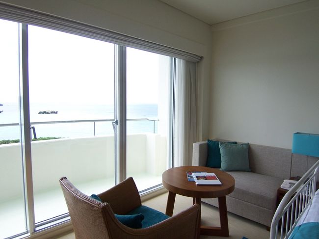 バルコニーの近くには椅子とソファ