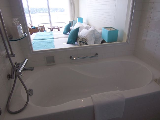 バスルーム<br /><br />ガラス張りで開放感あります。ユニットバスでした。バスタブの隣にはトイレがあります。<br /><br />滞在中ここではシャワーを浴びるだけで夜はホテル内にある大浴場へ行っていました。
