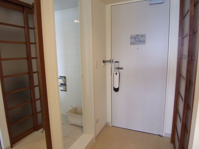 ドア<br /><br />左がバスルームです。