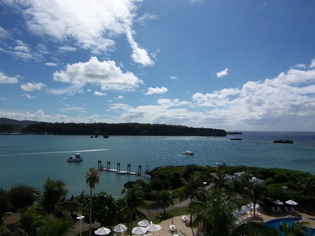 正面には万座毛<br /><br />お部屋は万座側ビュールームです。